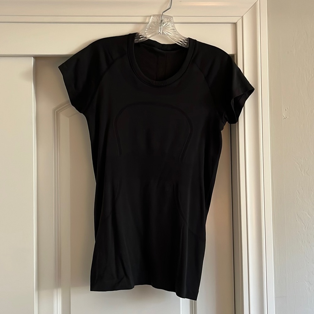 Black swiftly tech lululemon shirt